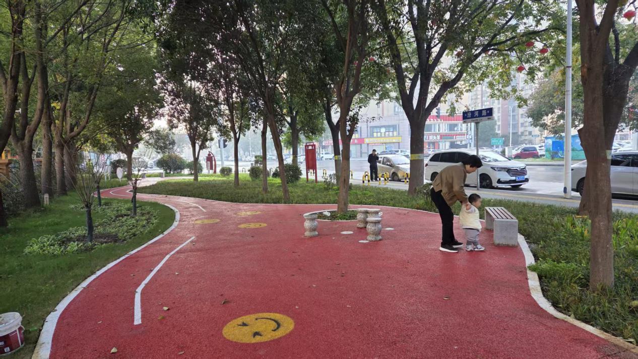 市民在召陵区微笑口袋公园休闲