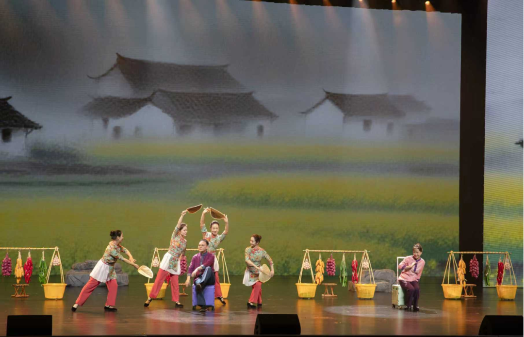 通剧小戏《瞧这两家亲》