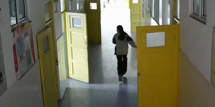 现场画面！新疆阿合奇县发生6.0级地震后，学生们迅速离开教室