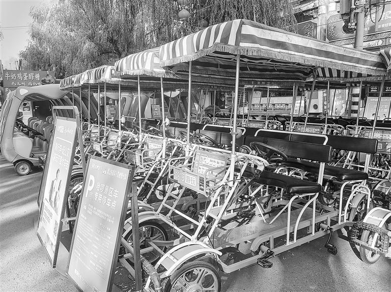 金城关黄河文化旅游街区西侧入口处停放的共享观光脚踏车