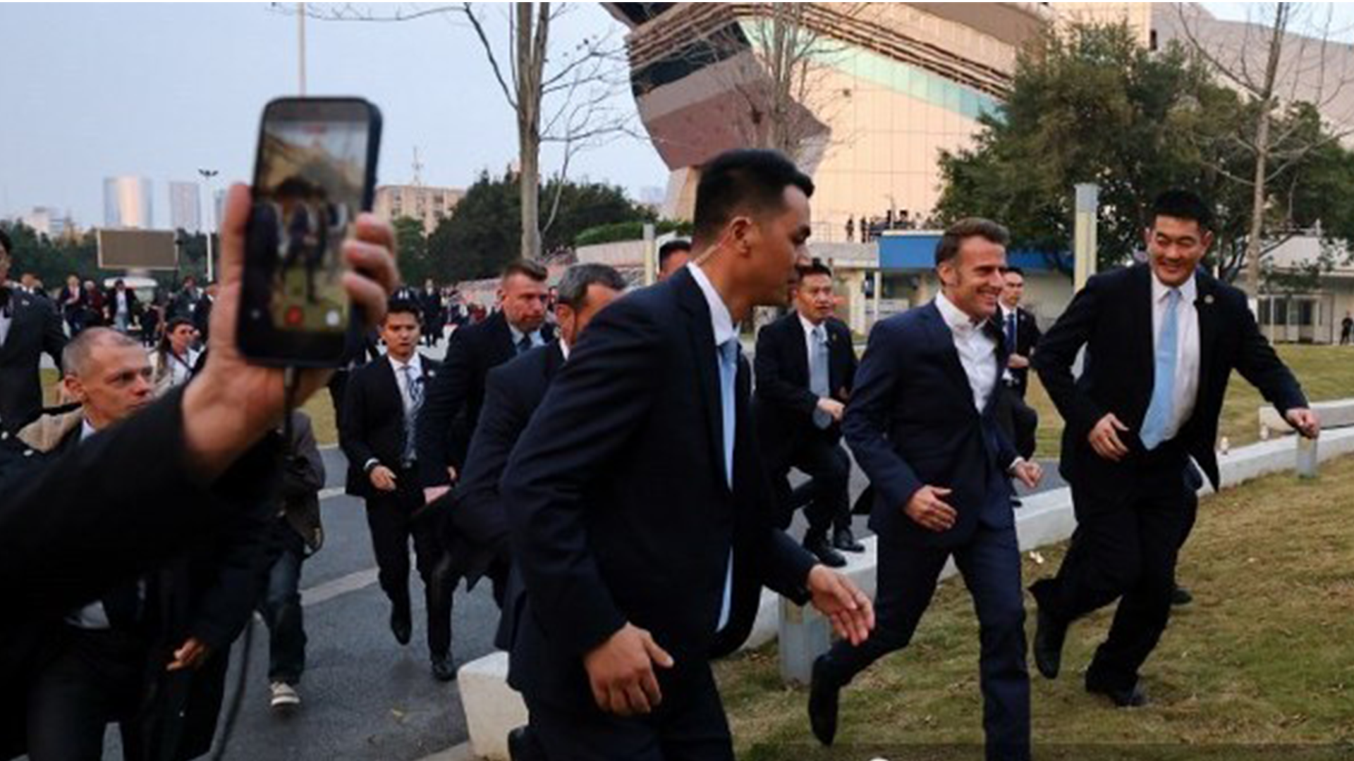 “双向奔赴”~马克龙访问四川大学，笑着奔向热烈欢迎他的学生，网友笑评：蜀间乐，不思法