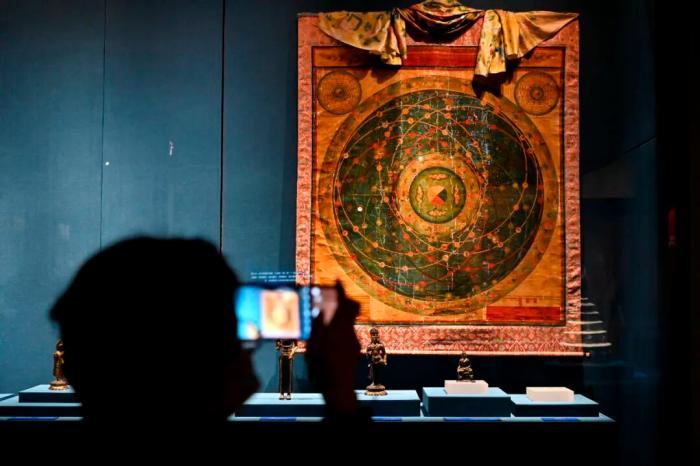 2020年11月6日,游客在广州广东省博物馆参观“唐蕃古道——七省区精品文物联展”。中新社记者 陈骥旻 摄