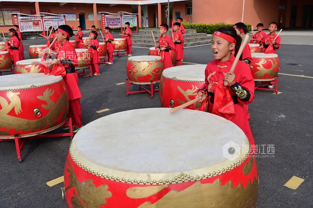 2025年12月2日，在江西省宜春市万载县高村镇中心小学，学生在课间练习战鼓。