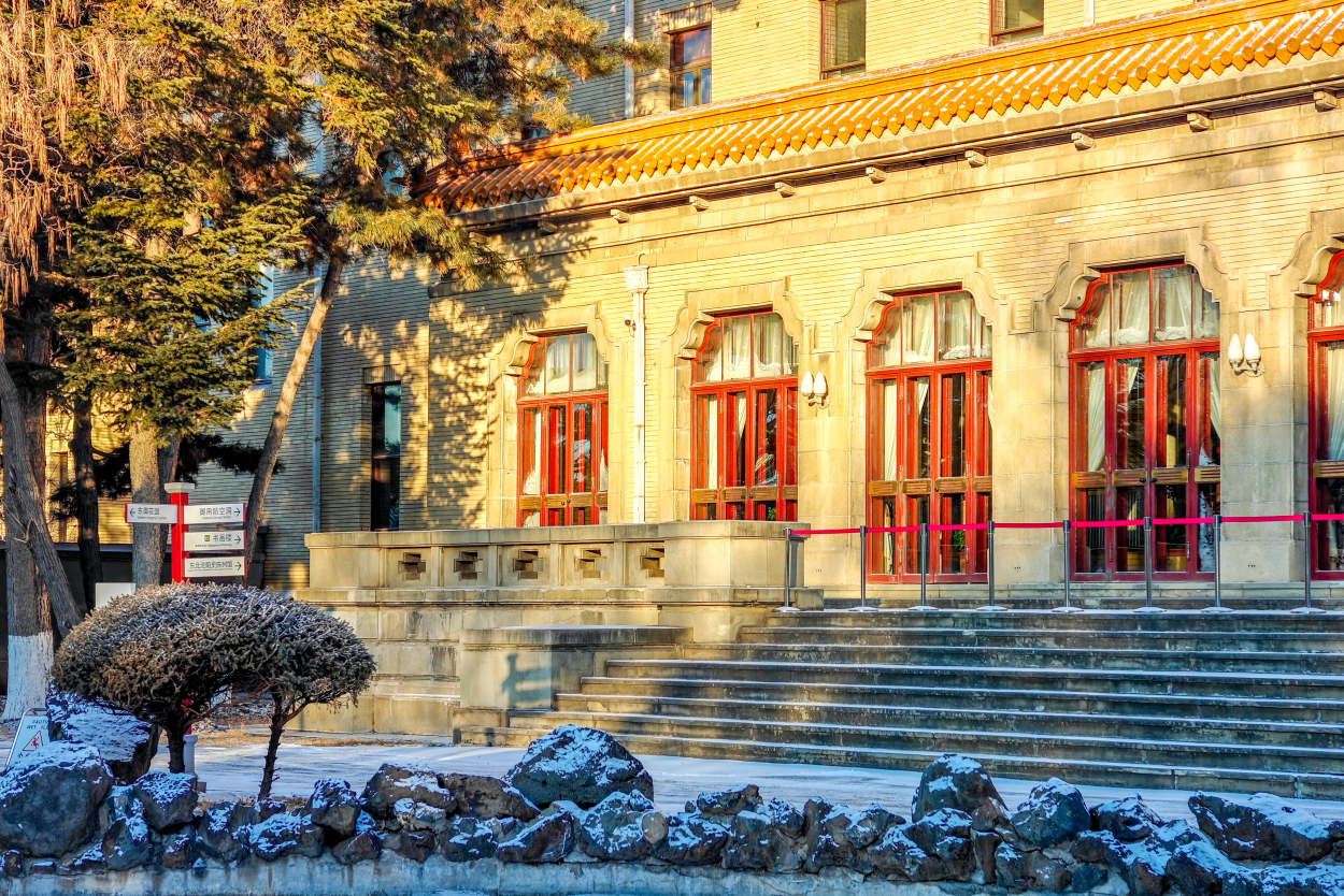 初雪朝阳布洒在长春伪满皇宫。杨铭/摄