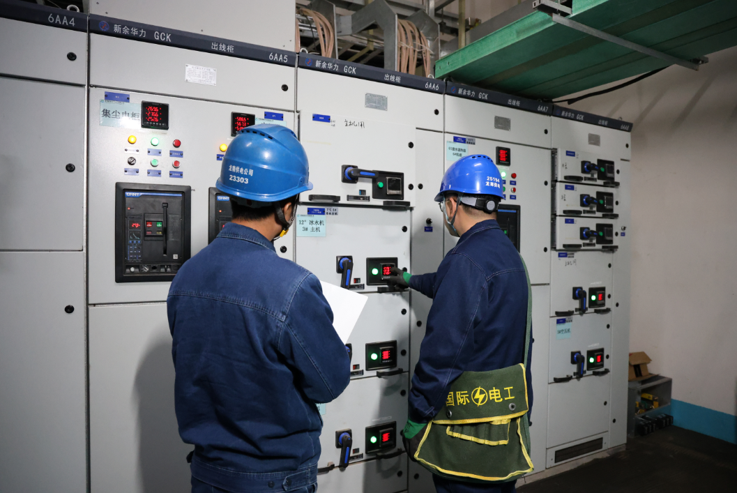 11月13日，国网赣州市南康区供电公司员工到江西低空经济产业园的江西丰羽顺途科技有限公司排查用电设备安全隐患。（高达）