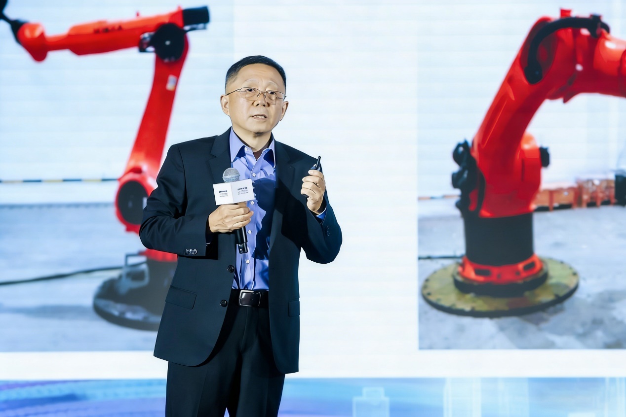 图:美的集团副总裁兼CTO卫昶在21世纪科技年会上发言