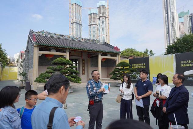 尹昌龙博士在湖贝怀月张公祠堂门前介绍祠堂的历史