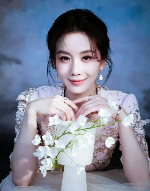 搜狐娱乐讯 12月1日，刘诗诗一组美照释出，身穿粉色中式长裙的她化身花仙子，盘发造型大气又优雅。