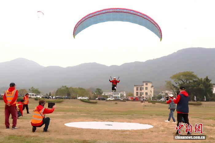 运动员驾驭滑翔伞正在降落。熊锦阳 摄