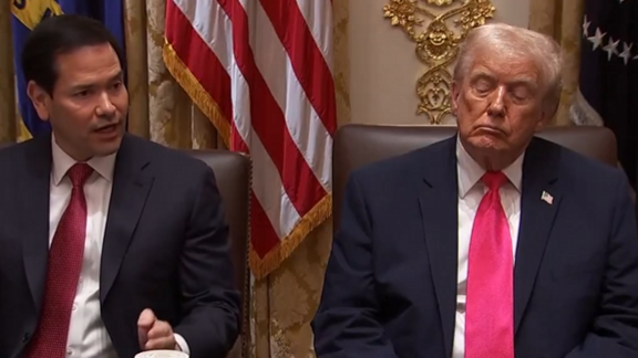 美媒:鲁比奥在内阁会议上讲话时,特朗普疑似打瞌睡