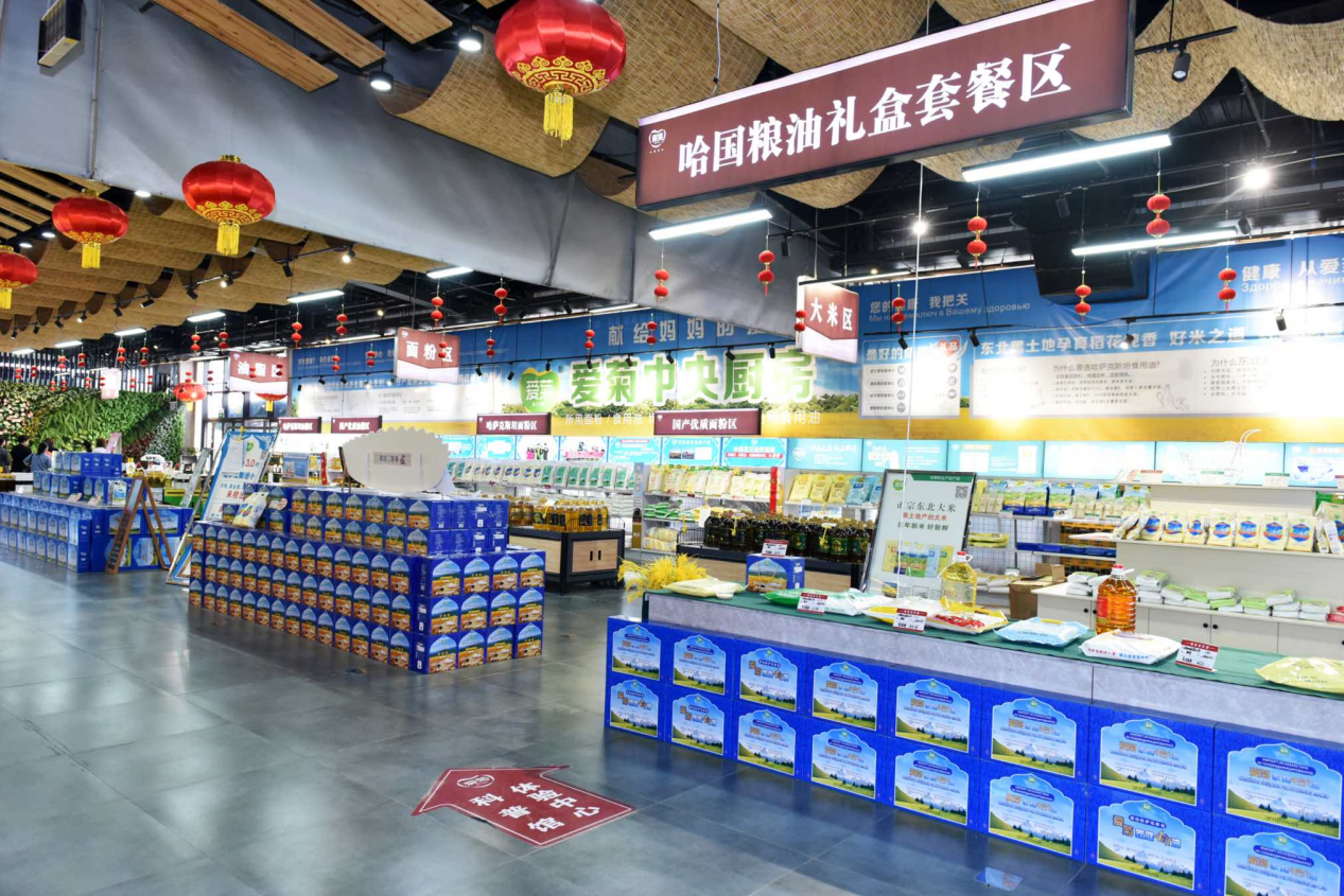 图为西安爱菊粮油工业集团的健康生活体验馆,货柜上陈列着来自欧洲、中亚的啤酒、冰激凌、蜂蜜等。西安爱菊粮油工业集团供图