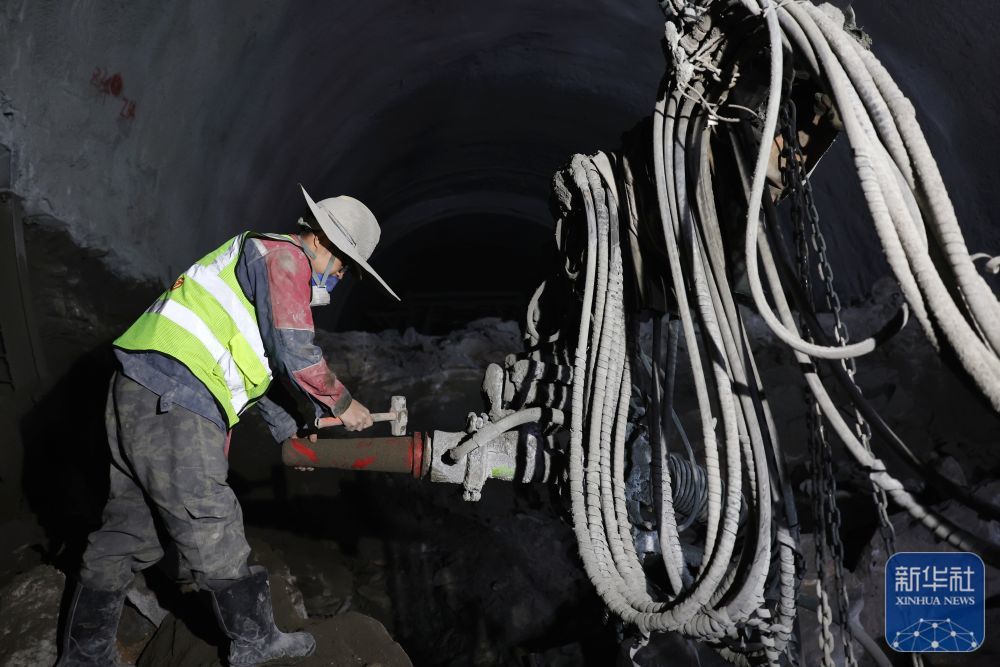 ↑12月2日,中铁二十局的施工人员在兰永临高速公路辛家隧道内准备进行喷浆作业。