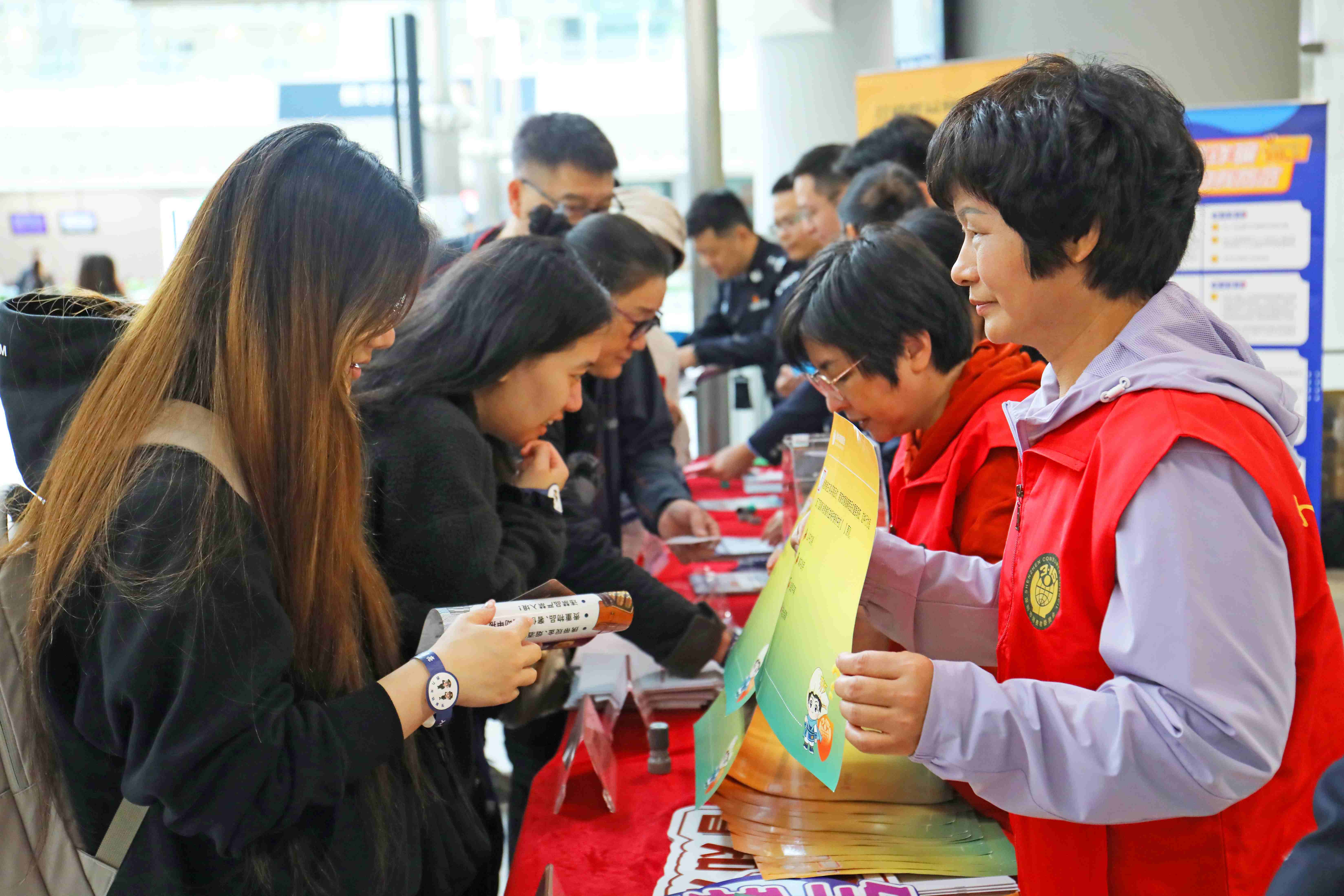 宪法宣传与消费教育深度融合 深圳市消委会为跨境旅客构筑“放心消费”桥梁
