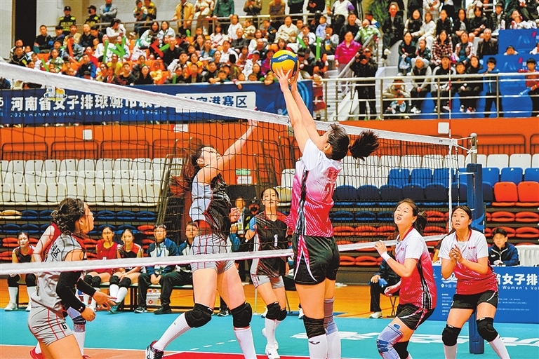 一场场排球比赛，点燃观众运动激情。河南日报社全媒体记者 徐聪 摄