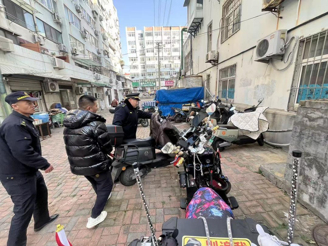 文明台东 | 台东街道“疏堵结合”规范非机动车停放 打造文明有序居住环境