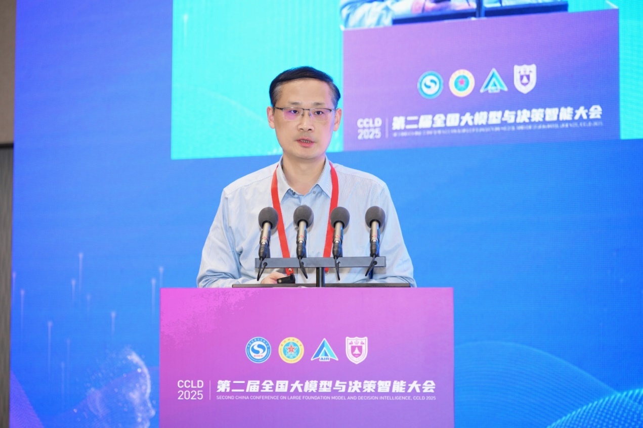 徐昕教授作报告