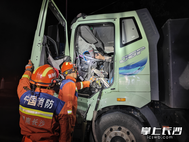消防员正在营救被困驾驶员。 长沙晚报通讯员 曹海亮 摄