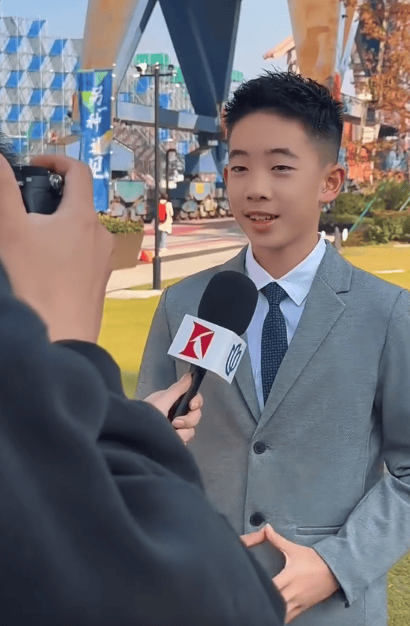 Jasper穿上西装帅气又可爱。