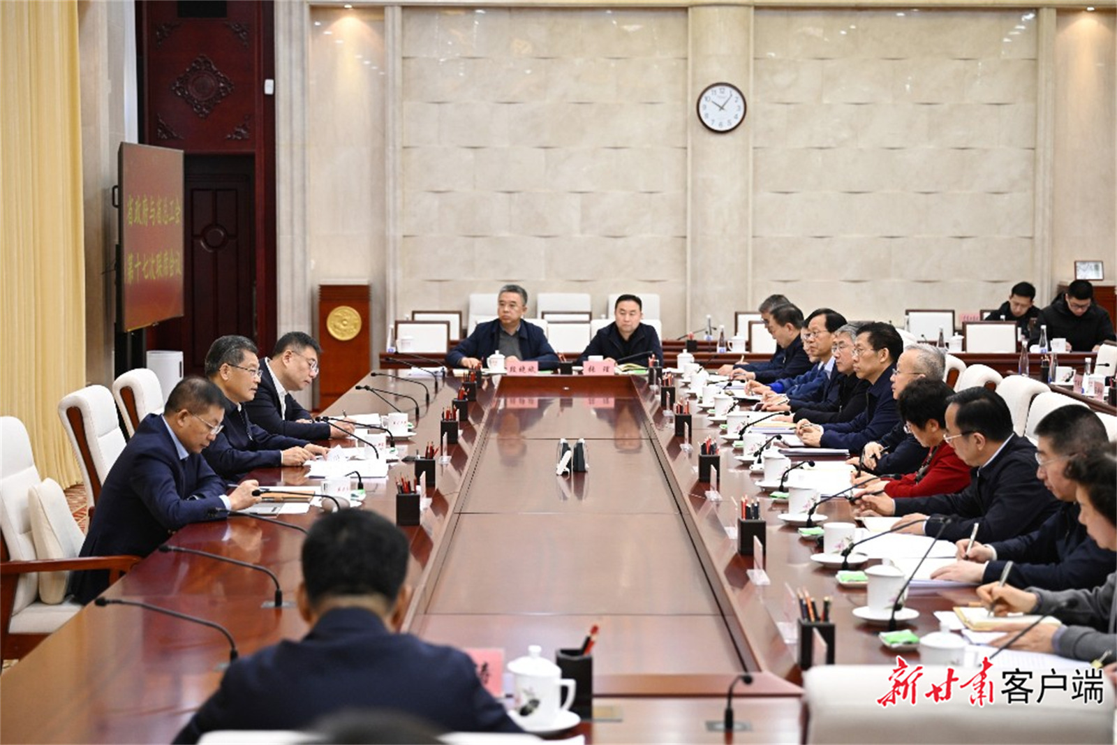 12月4日，省政府与省总工会第十七次联席会议在兰州召开，省委副书记、省长任振鹤主持并讲话。新甘肃&middot;甘肃日报记者　盛学卿