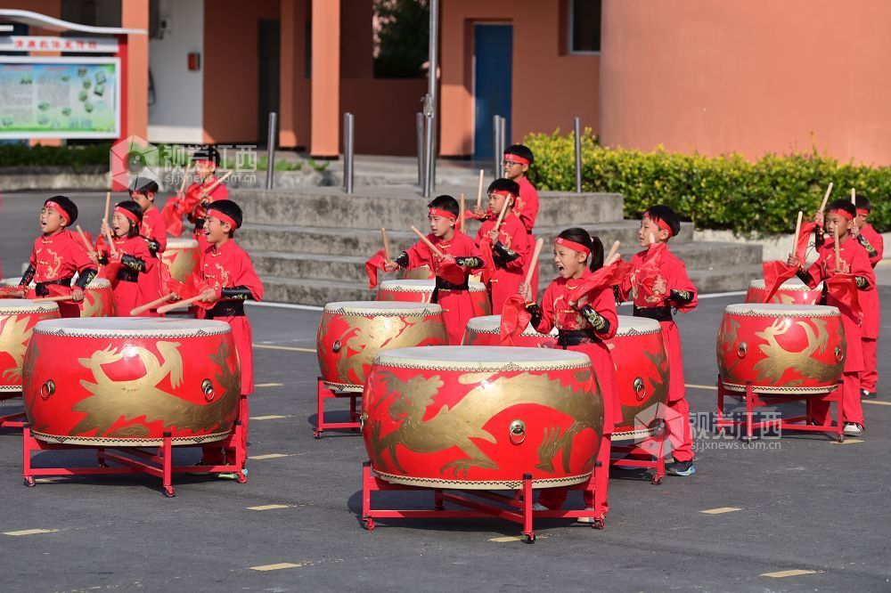 2025年12月2日，在江西省宜春市万载县高村镇中心小学，学生在课间练习战鼓。