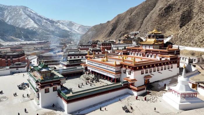 2025年2月28日航拍的甘肃甘南拉卜楞寺 中新社记者 九美旦增 摄