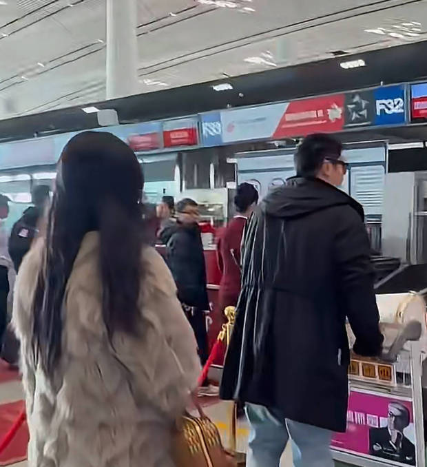 霍思燕杜江办理托运。