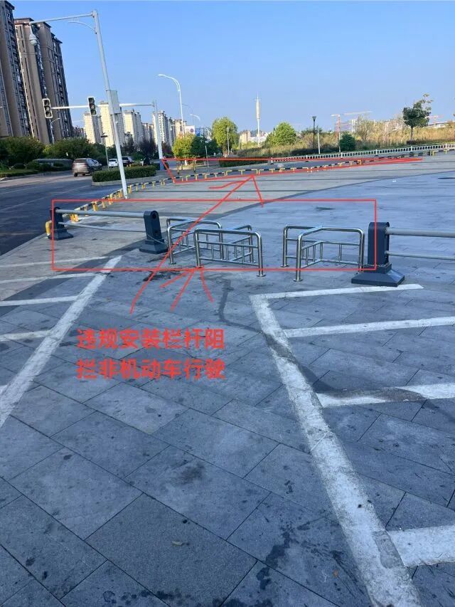 景德镇昌南新区宝龙广场管理方违规圈占道路 影响市民出行
