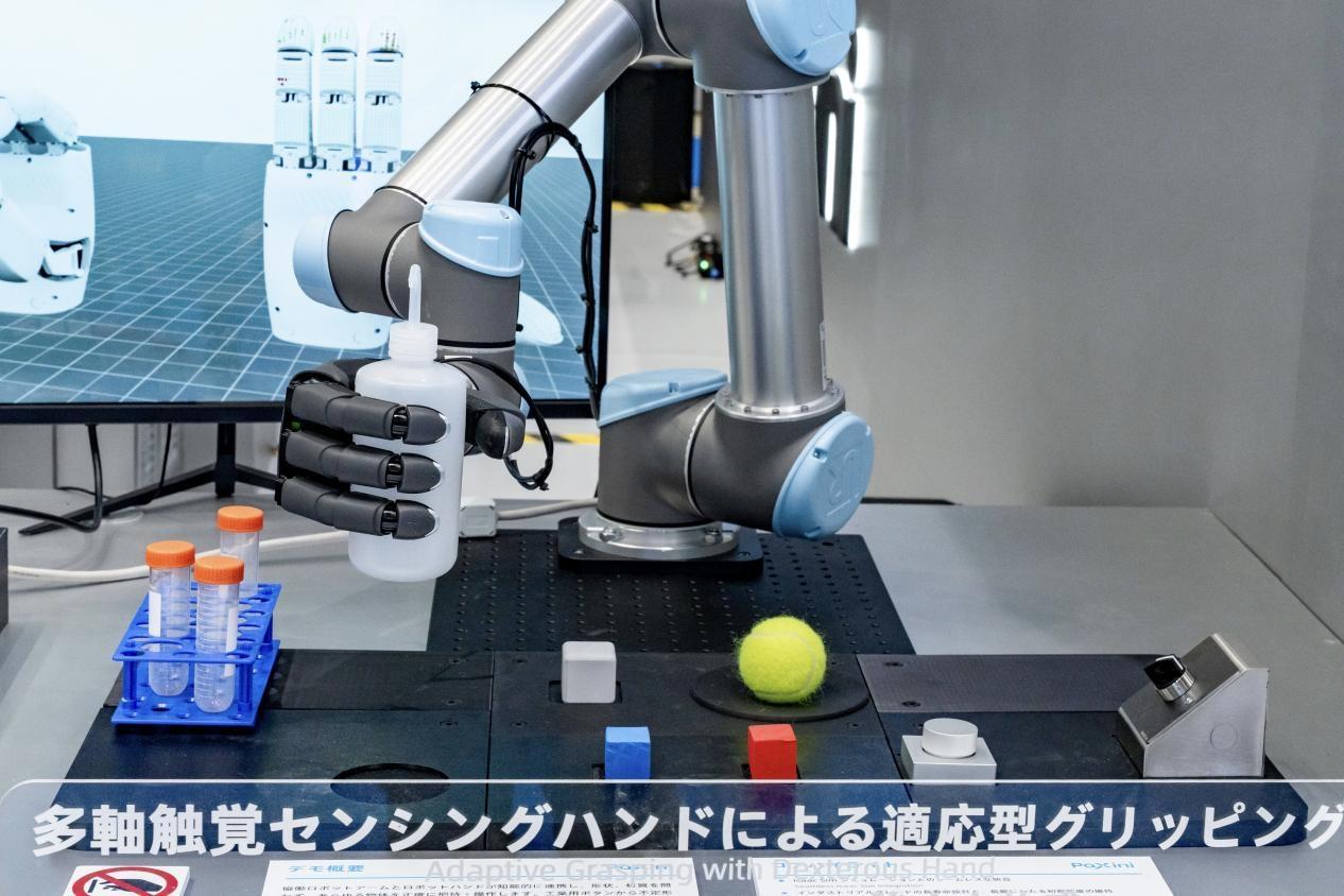 帕西尼灵巧手轻松抓握多种物体