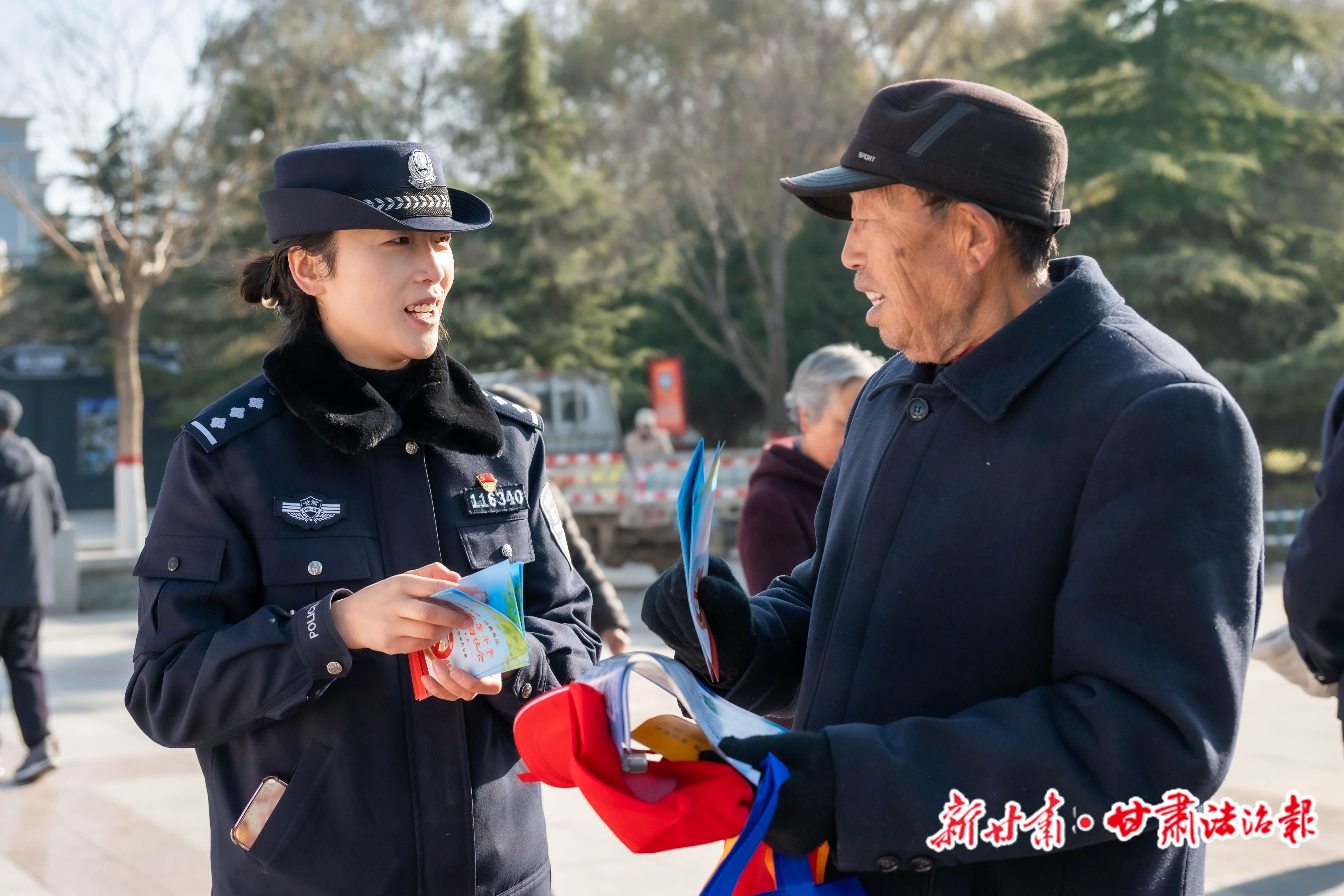 12月4日,岷县公安局组织交管、治安、禁毒、反诈、食药环等多部门民辅警,开展集中宣传活动。新甘肃·甘肃法治报通讯员 车伟军 摄