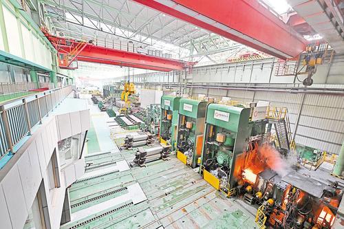 11月13日拍摄的河北太行钢铁集团有限公司ESP生产线。本报记者 赵永辉摄