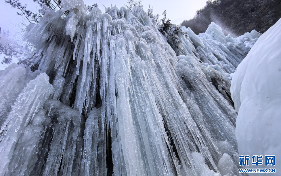 甘肃大墩峡开启冰雪模式