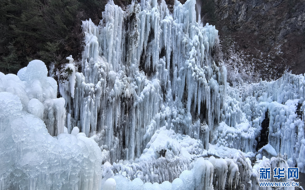 甘肃大墩峡开启冰雪模式