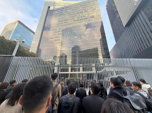 校友联合会成员就近悼念逝者。校友联合会供图