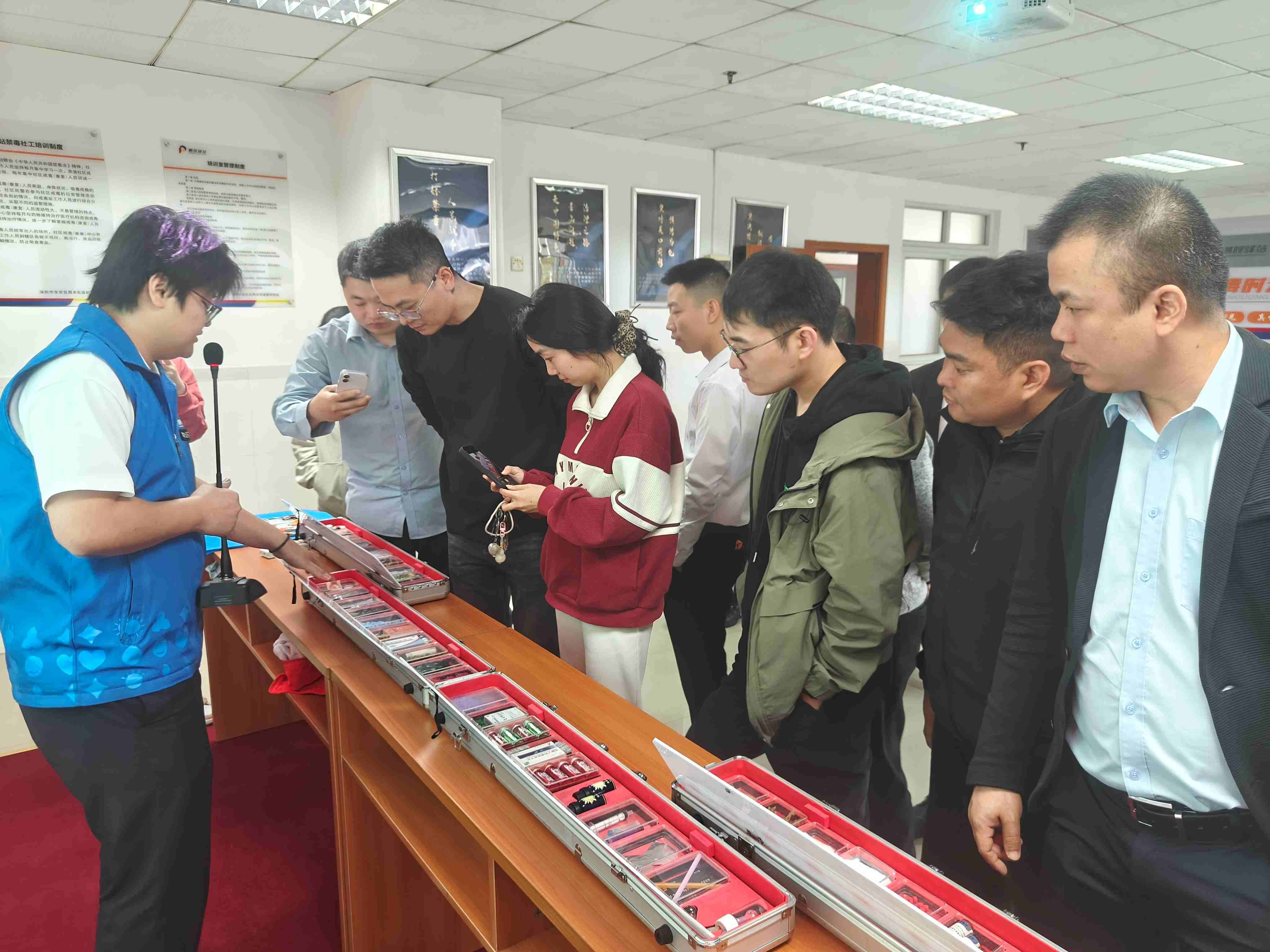 西乡街道开展“物流防毒守防线,专业赋能筑平安”禁毒讲座培训活动