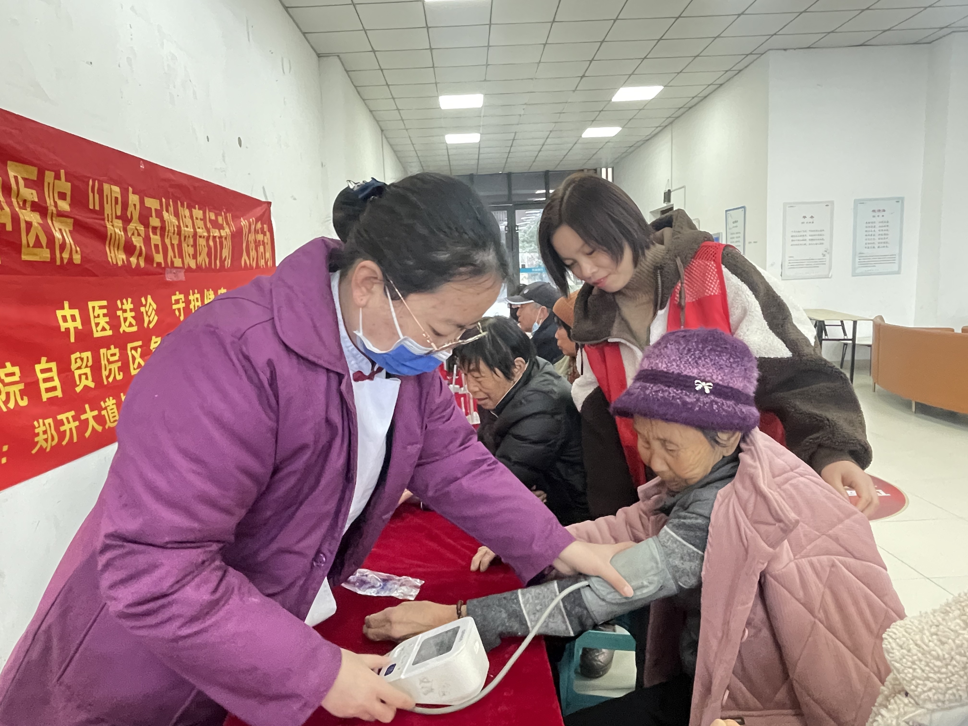 西湖街道绿地社区开展“中医护航健康  社区传递幸福”中医义诊活动