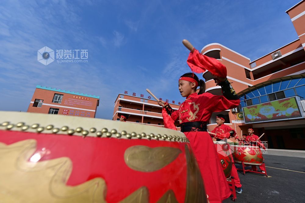 2025年12月2日，在江西省宜春市万载县高村镇中心小学，学生在课间练习战鼓。