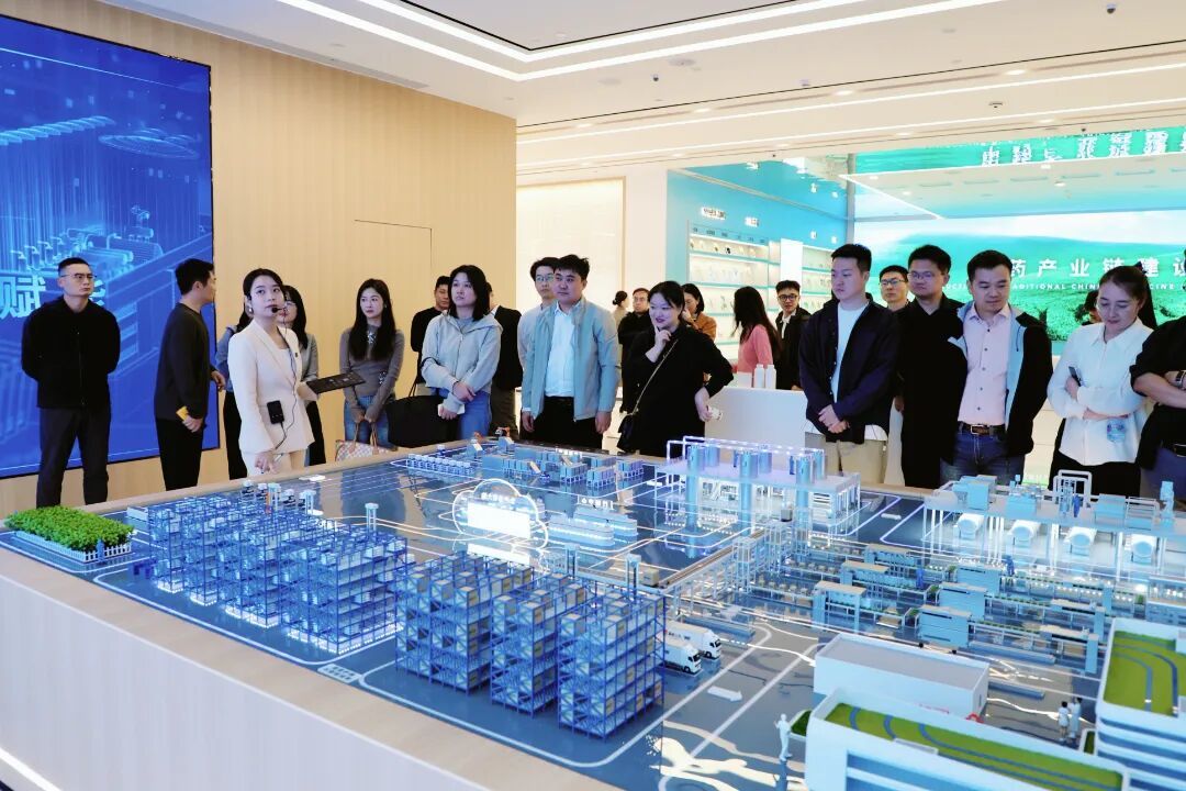 ▲赴华润三九生产基地开展参观学习