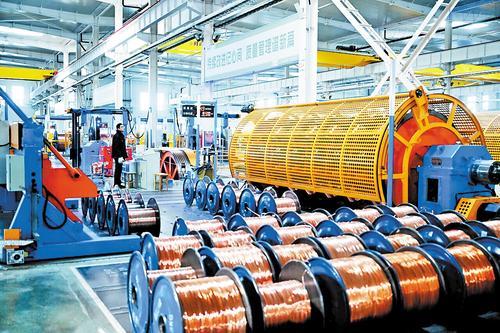 11月26日，宁晋县贾家口镇高端智能制造产业园，工人在鑫荟达高端智能制造共享车间巡检。 本报记者赵永辉摄