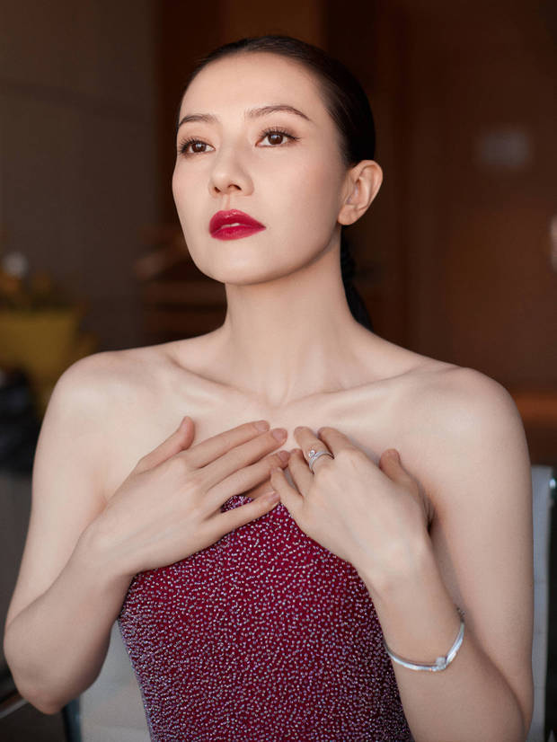 高圆圆的妆容精致，红唇吸睛。