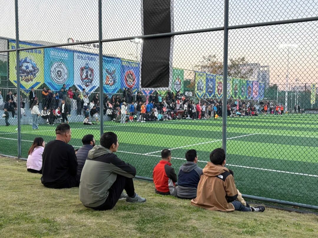 北仑新市民足球赛开踢，文明观赛成亮点