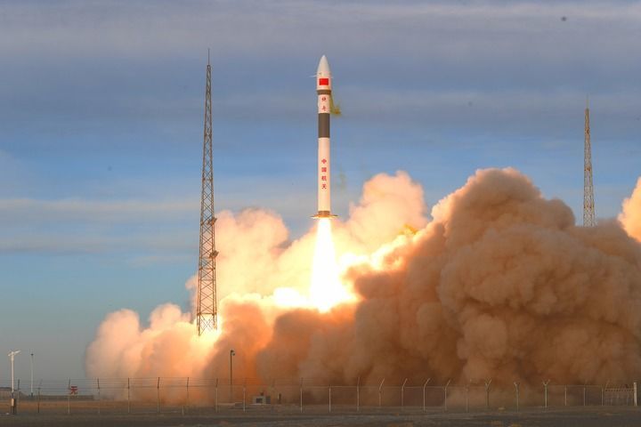 12月5日17时00分,我国在酒泉卫星发射中心使用快舟一号甲运载火箭,成功将交通VDES卫星A星、B星发射升空,卫星顺利进入预定轨道,发射任务获得圆满成功。新华社发(汪江波 摄)