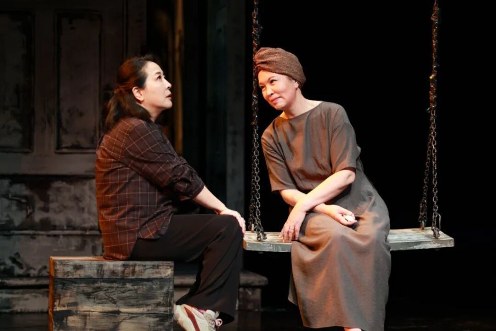 《小郡之秋》剧照　龚丽君和陈小艺这对北京人艺的舞台姊妹终于在该剧中同台圆梦　剧照摄影　李春光