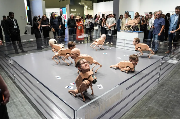 艺术展上,马斯克、贝佐斯被重新想象成“会拉屎的机器狗”