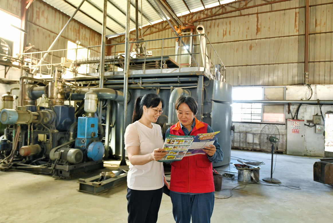 7月1日，国网江西电力（赣州市赣县区）井冈先锋共产党员服务队走访赣州天文磁业有限公司，收集用电需求。（彭声彬）