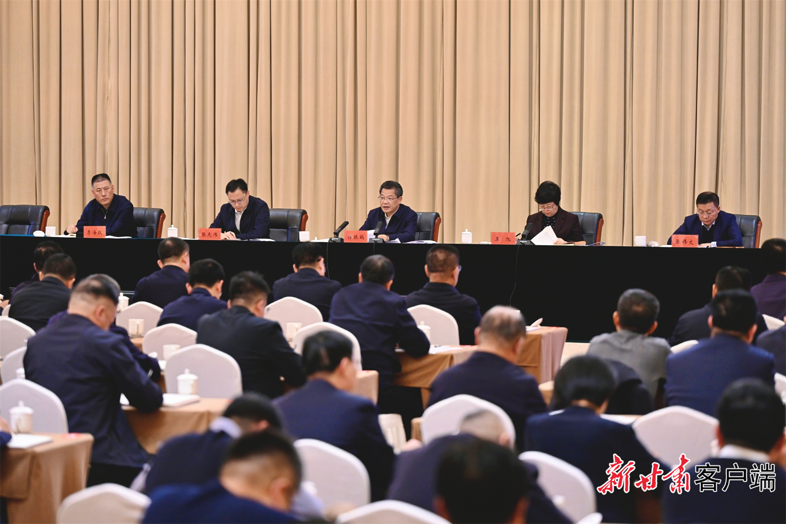 12月3日，省生态及地质灾害避险搬迁工作领导小组第十三次会议暨工作推进会在临夏州永靖县召开，省长、领导小组组长任振鹤出席并讲话。新甘肃&middot;甘肃日报记者　盛学卿