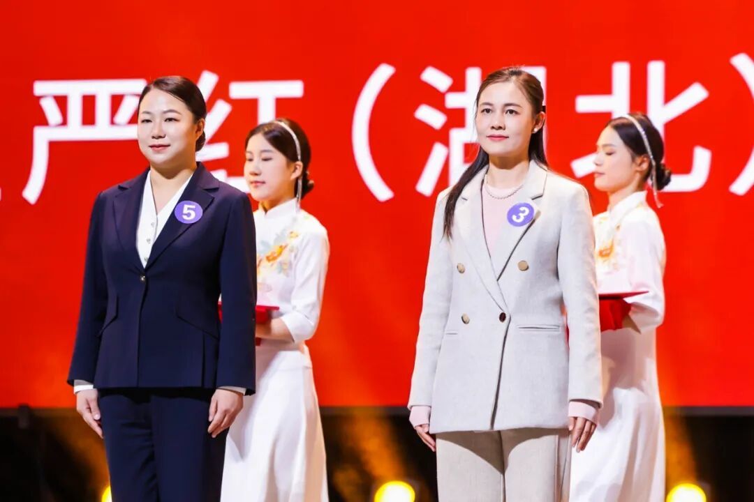 张乐琳（前排左一）