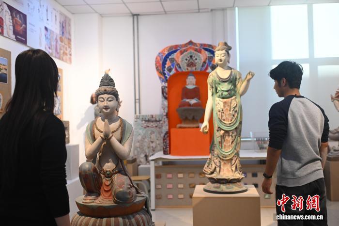 11月20日，在位于甘肃省兰州市的兰州职业技术学院内，文物修复与保护专业学生了解敦煌彩塑。李亚龙　摄