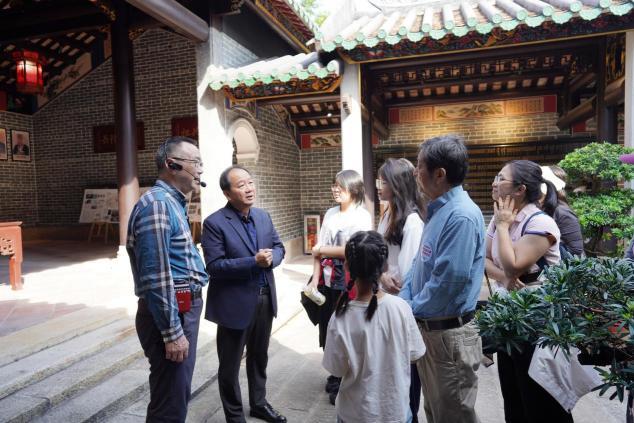 湖贝实业股份有限公司老董事长张齐心（图左二） 为大家介绍湖贝怀月张公祠堂