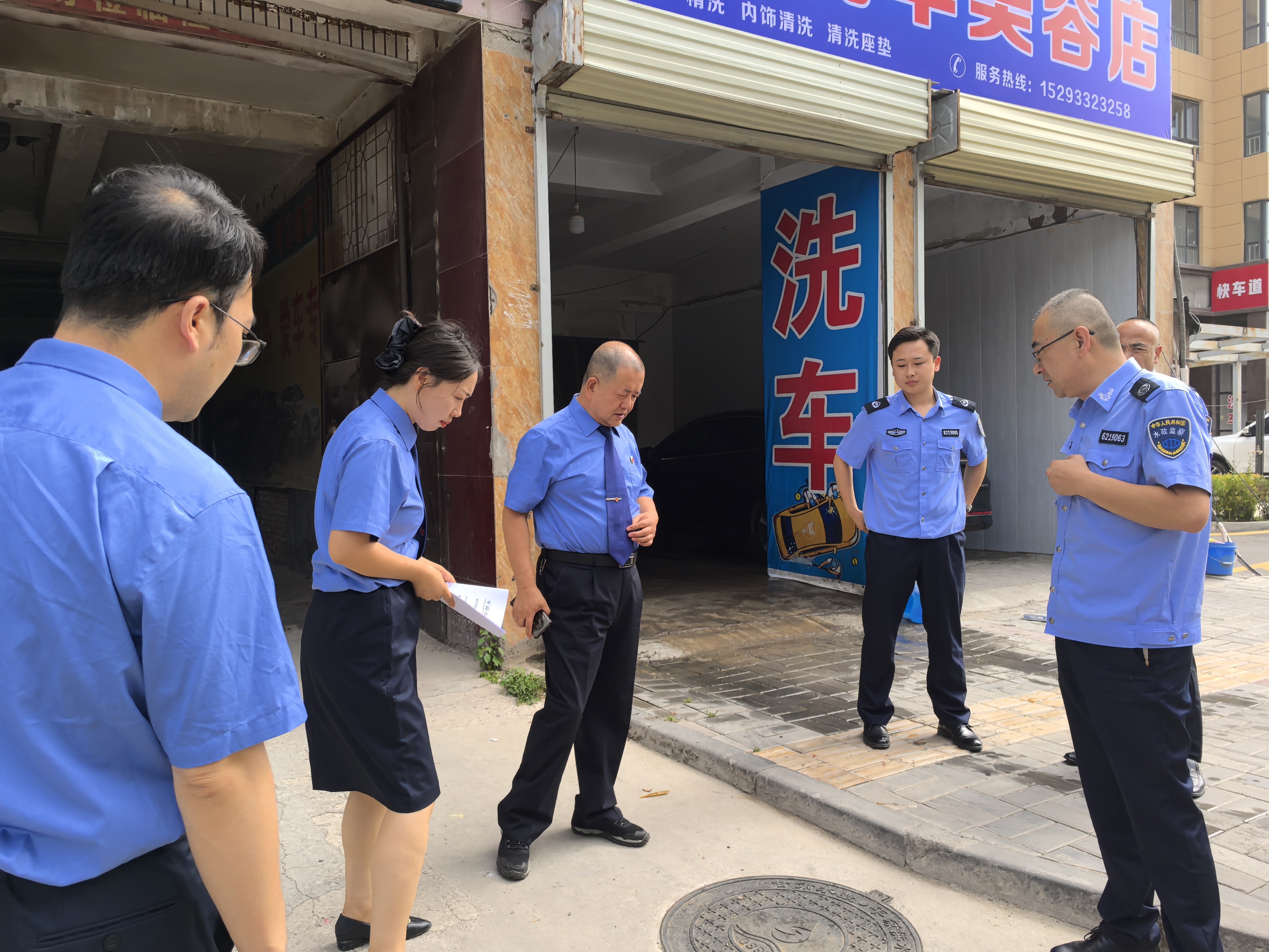 图为检察院、水务局、给排水公司、社区等相关工作人员检查洗车商户用水(崆峒区融媒体中心供图).jpg