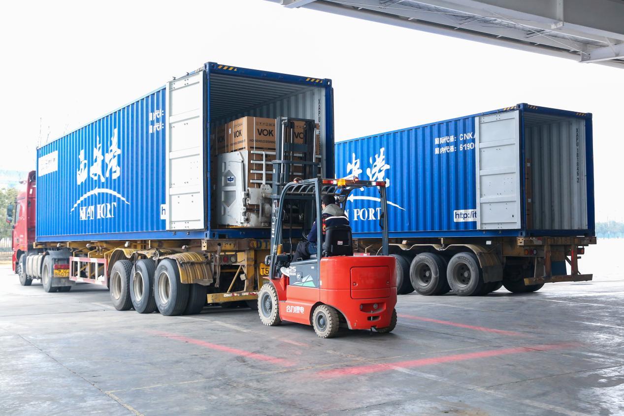 图为陕西康佳智能家电有限公司的洗碗机正在装车,通过中欧班列(西安)运往欧亚国家。西安浐灞国际港宣传文体局供图